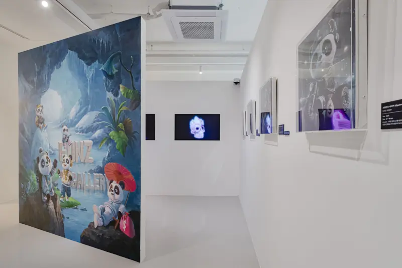 디지털과 아날로그가 공존하는 NFT 갤러리